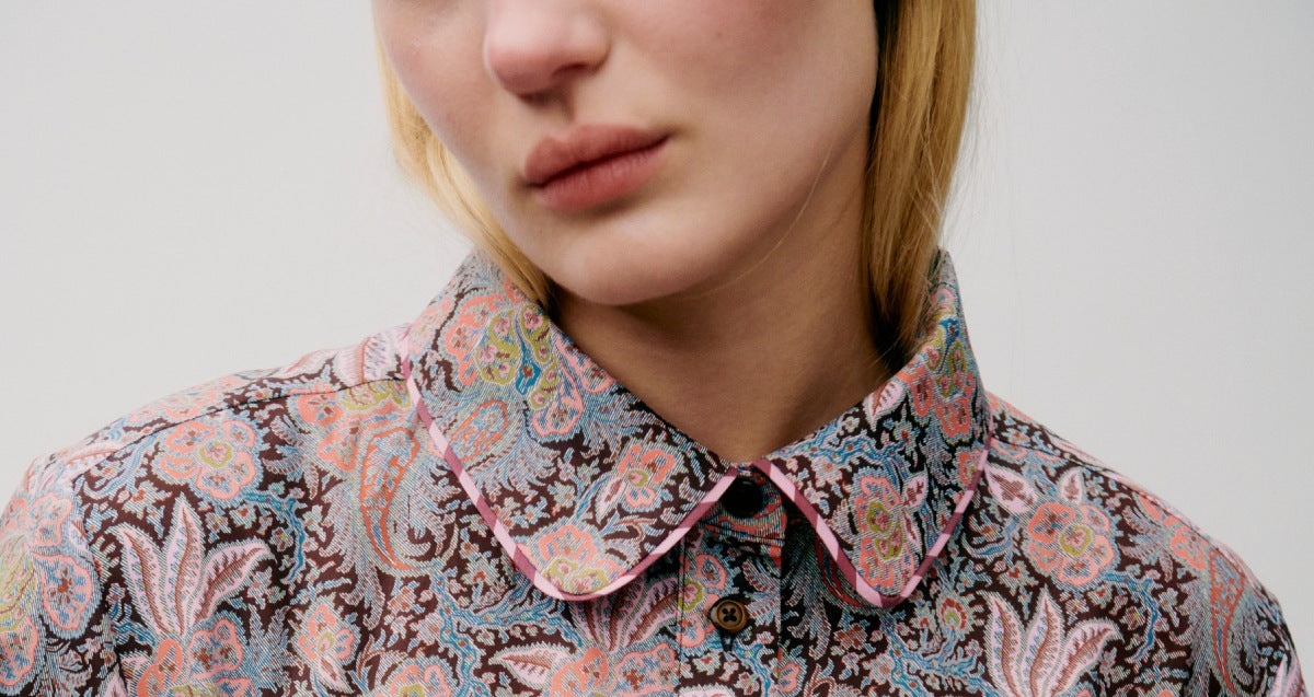 Woman in paisley patterned dress with collar