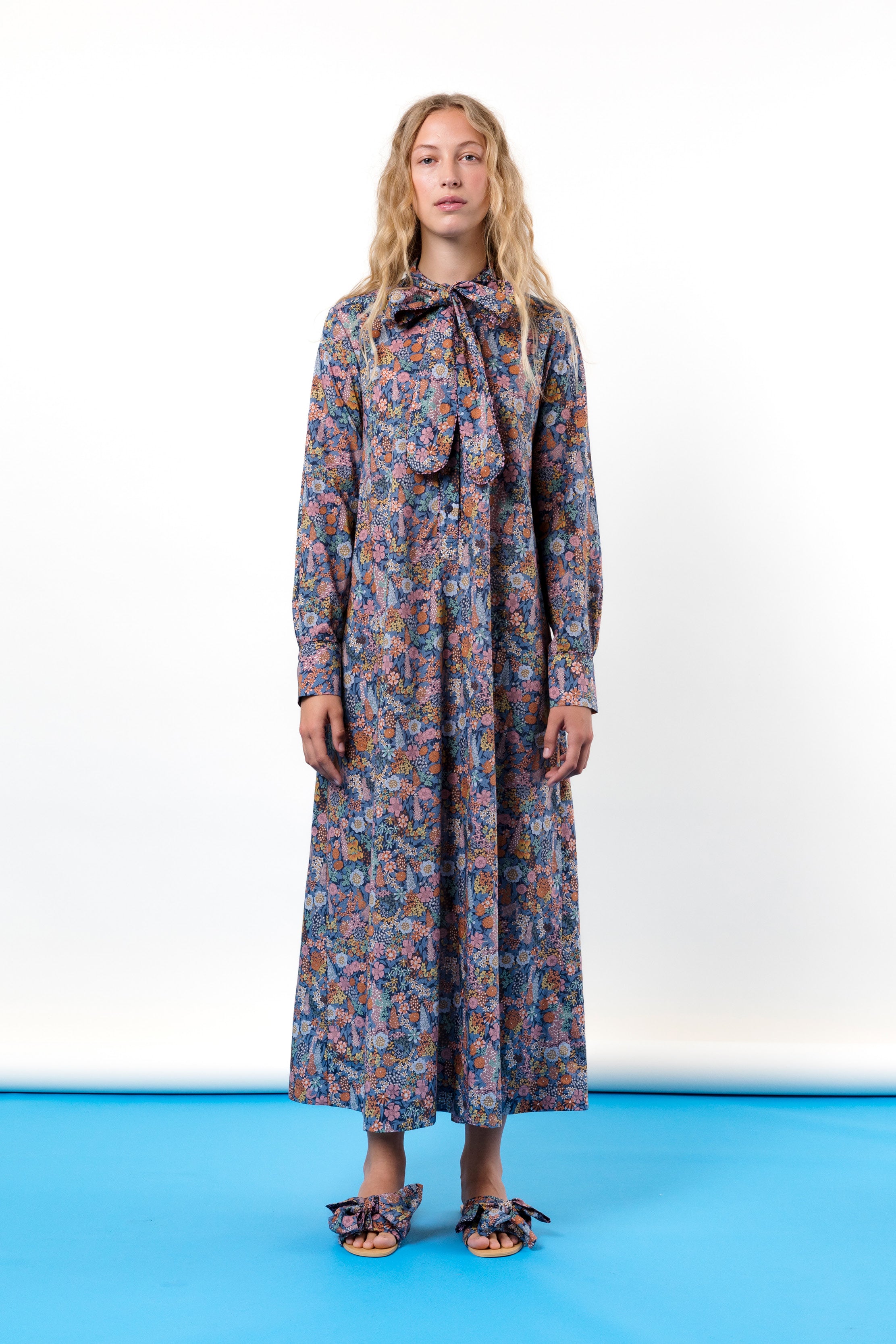 Blonde woman in Maxi dress with flower pattern and sandals