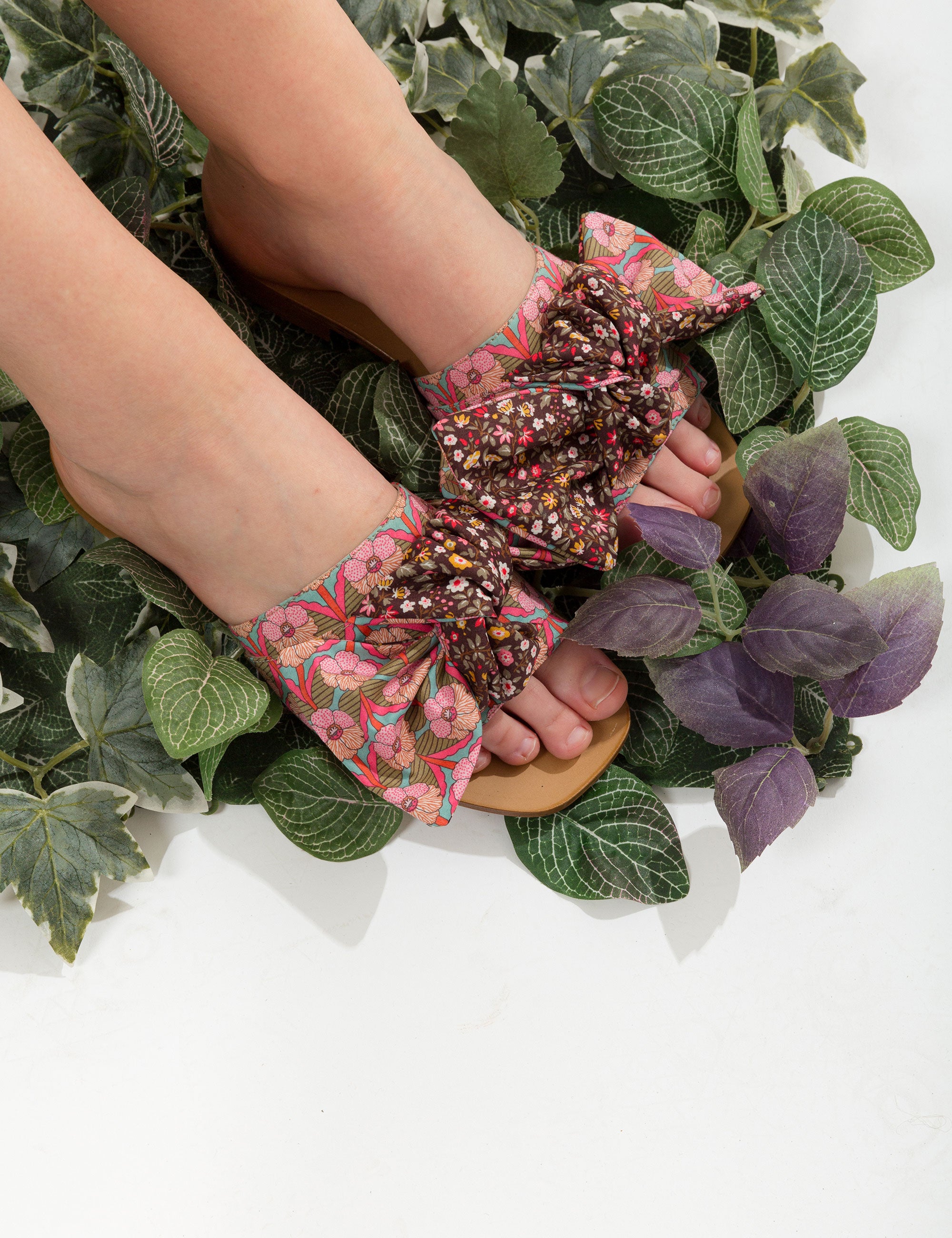 Women's sandals with flower patterned bows