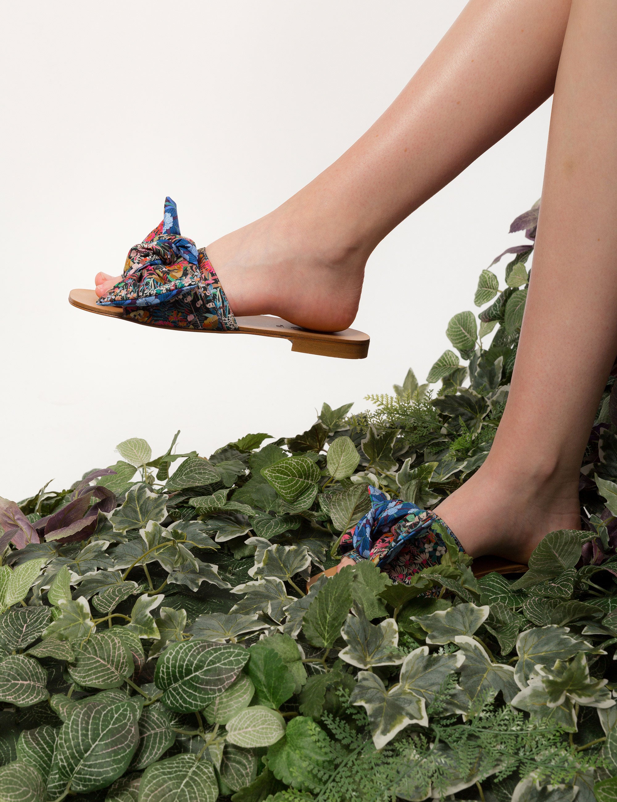 Women's sandals with low heel leather sole and flower patterned bows