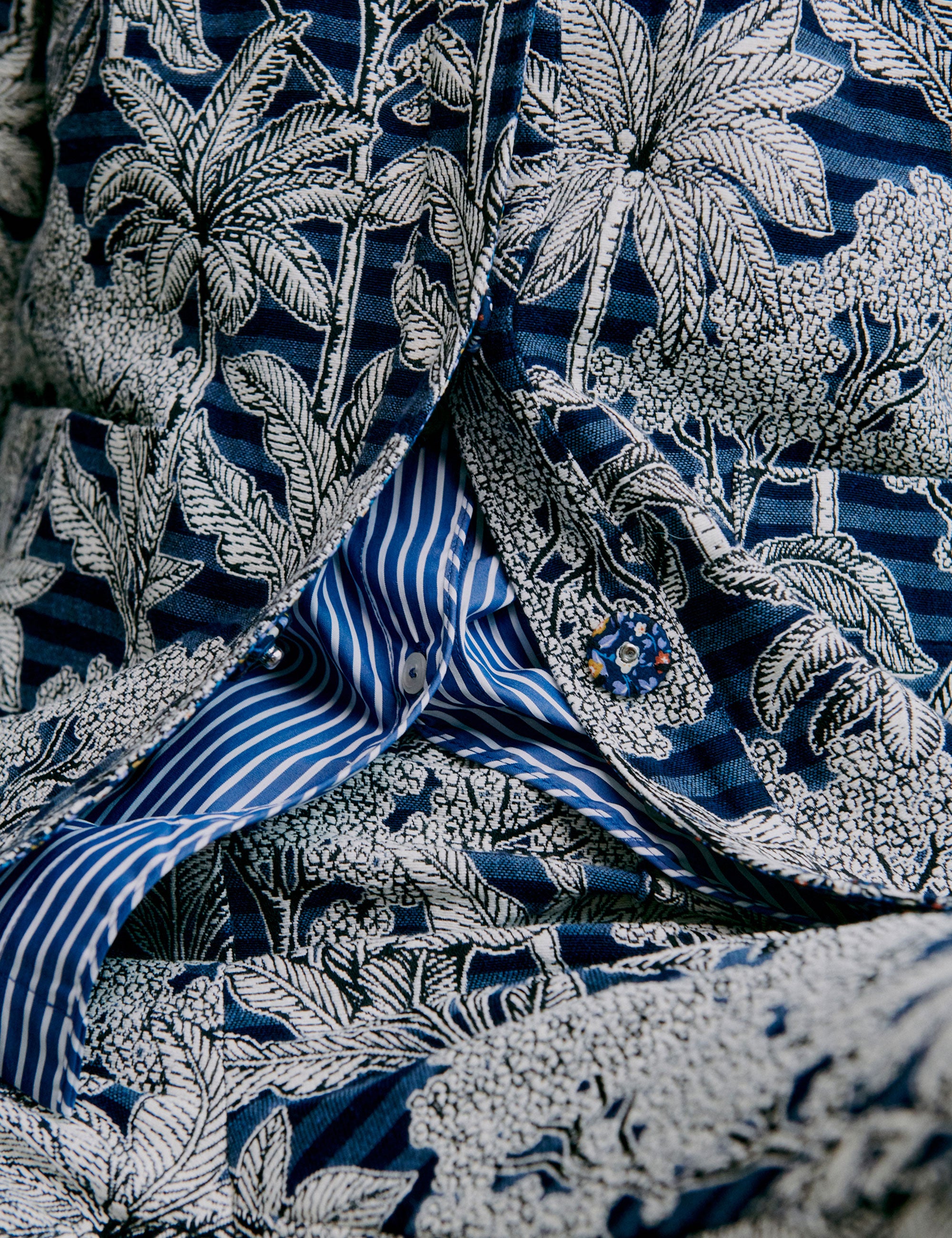 Närbild av blå- och vitblommigt tyg