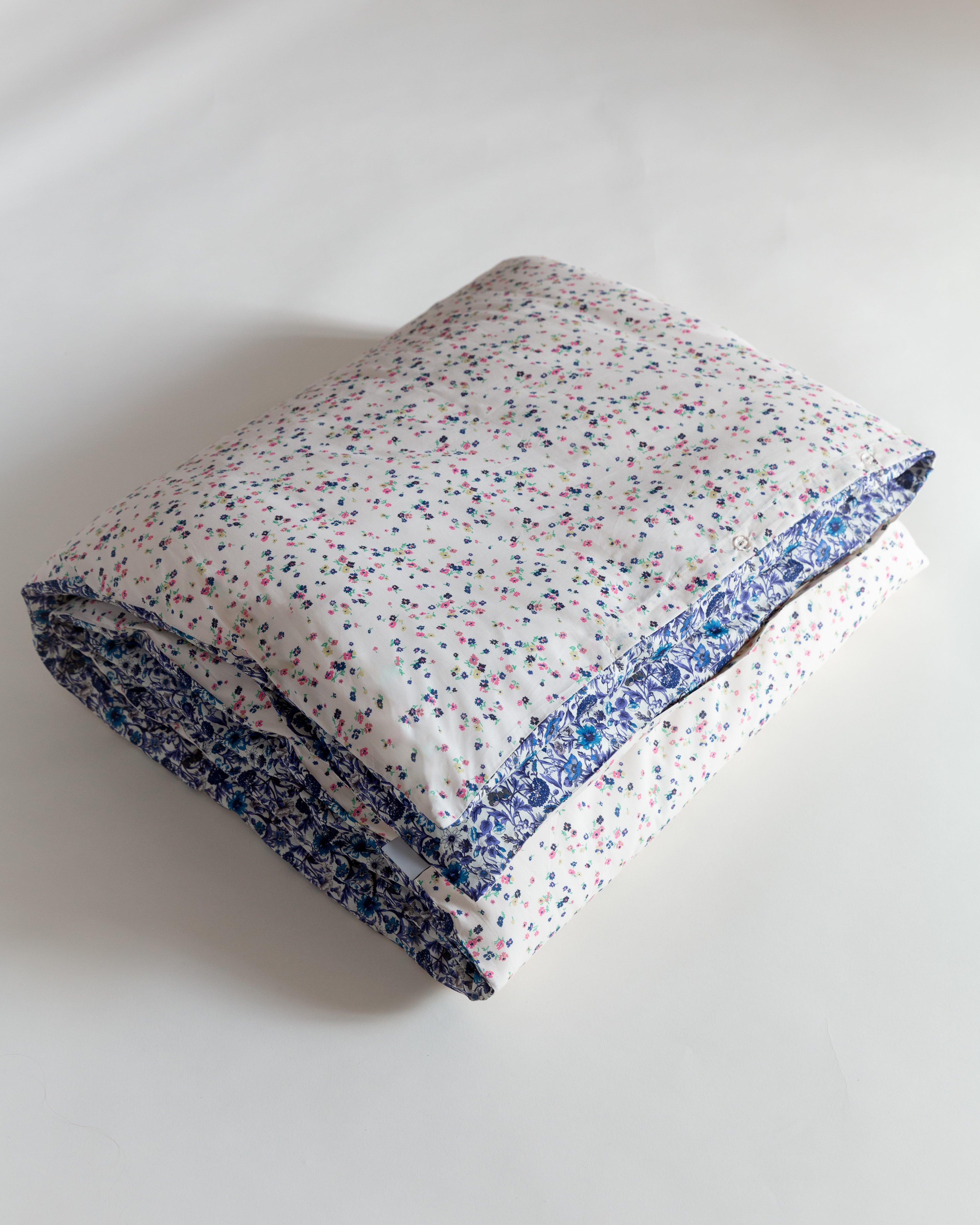 Duvet cover with multi colored white and blue flower pattern
