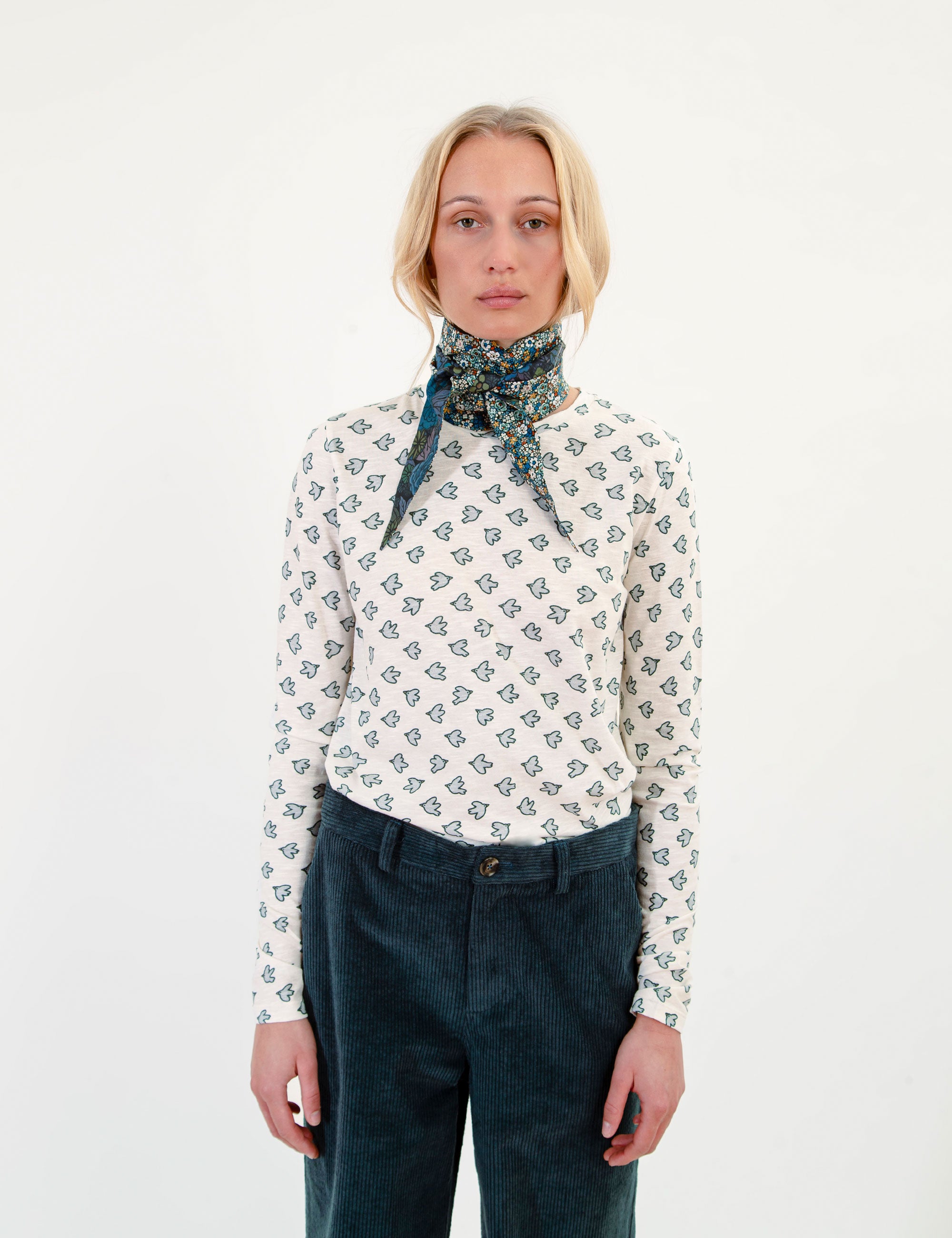 Light patterned long-sleeve T-shirt with crew neck and small icon print