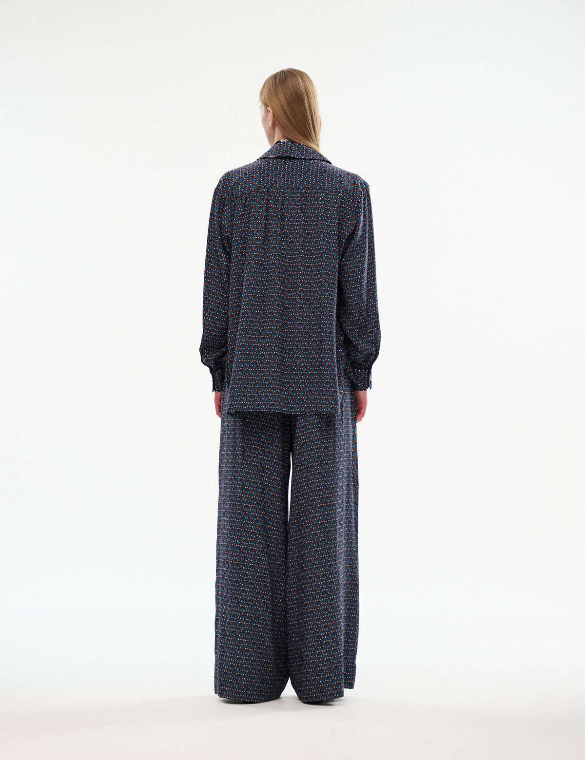 FRIGG patterned wide-leg pants, back view, dark blue allover print