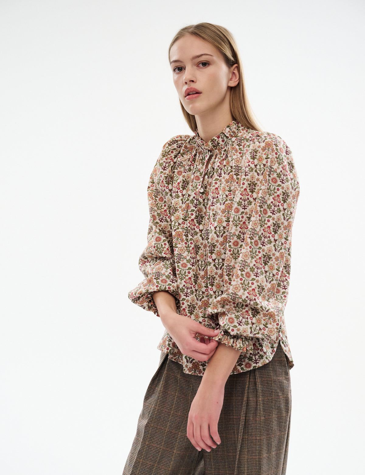 Annabella blouse with long sleeves and elastic cuffs, small floral pattern on cream