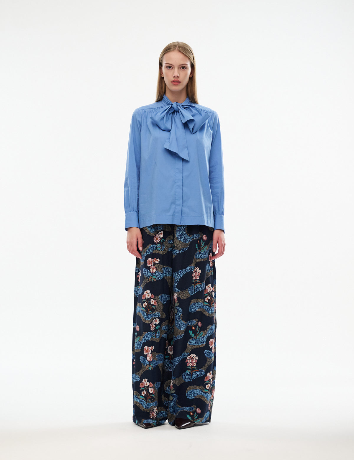 Frigg pants in dark navy posy print, loose wide legs with elastic waistband