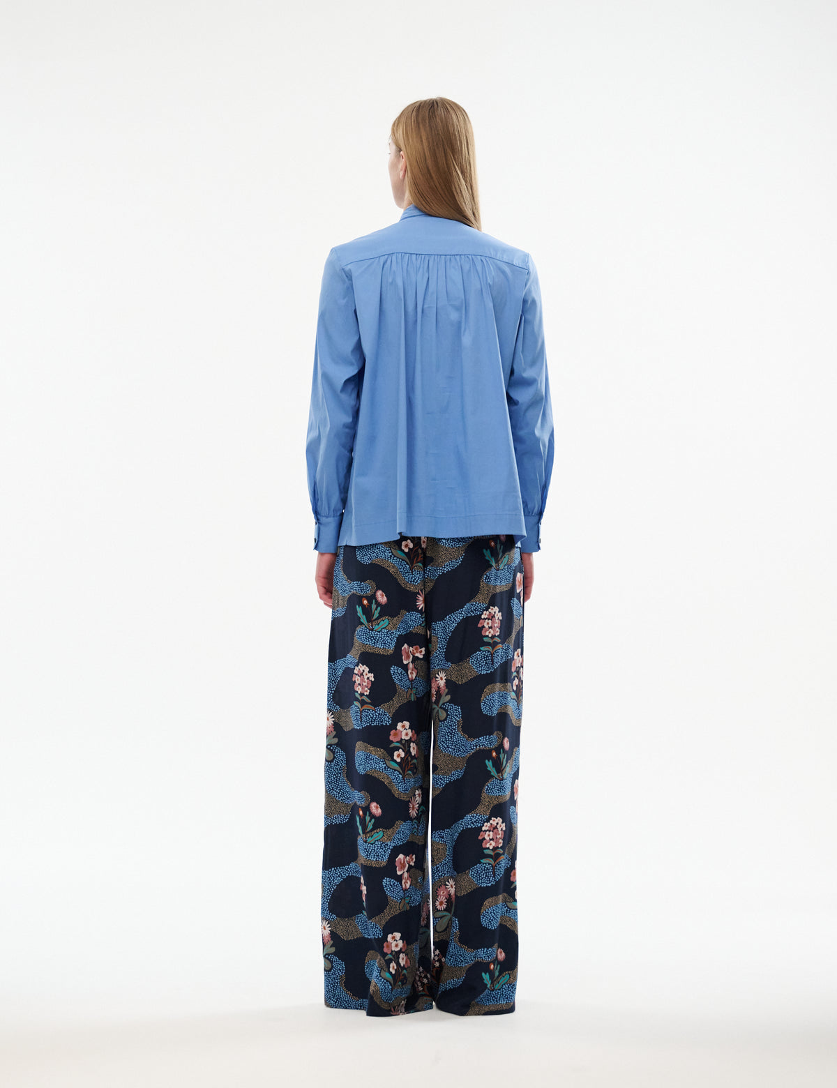 Frigg pants with dark navy floral pattern, wide-leg fit and elastic waistband