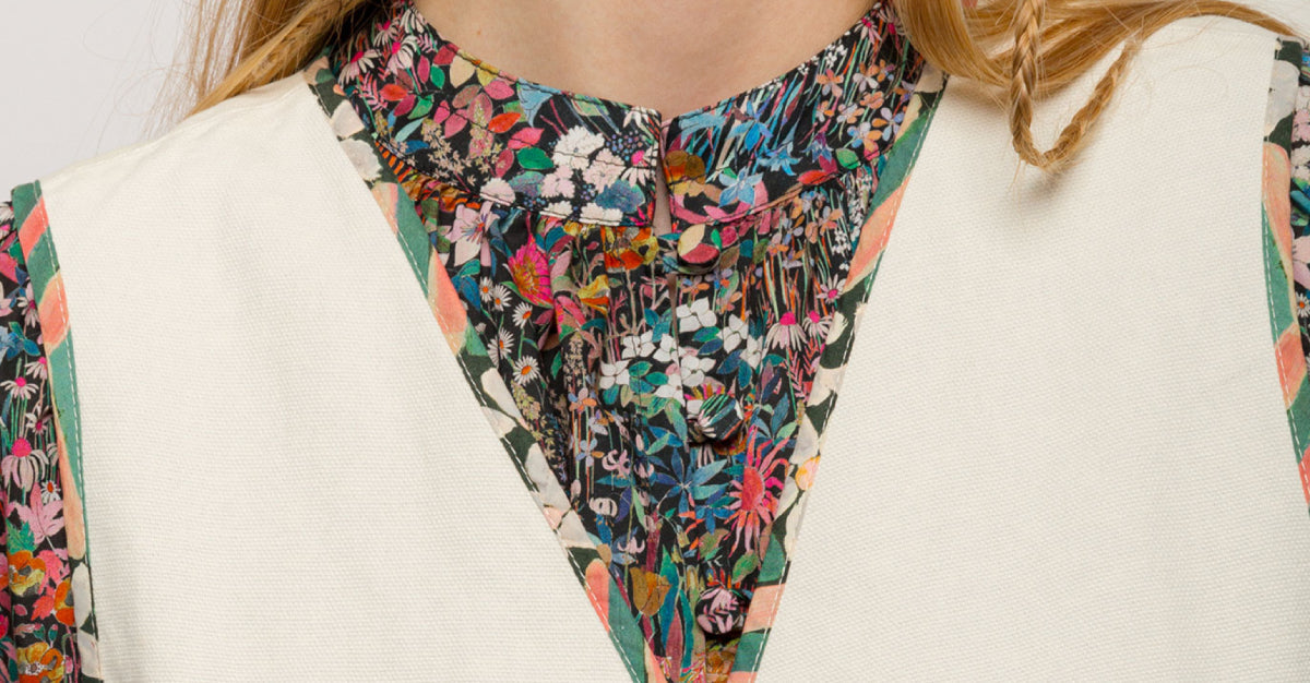 Dua creme colored canvas vest with floral pipings