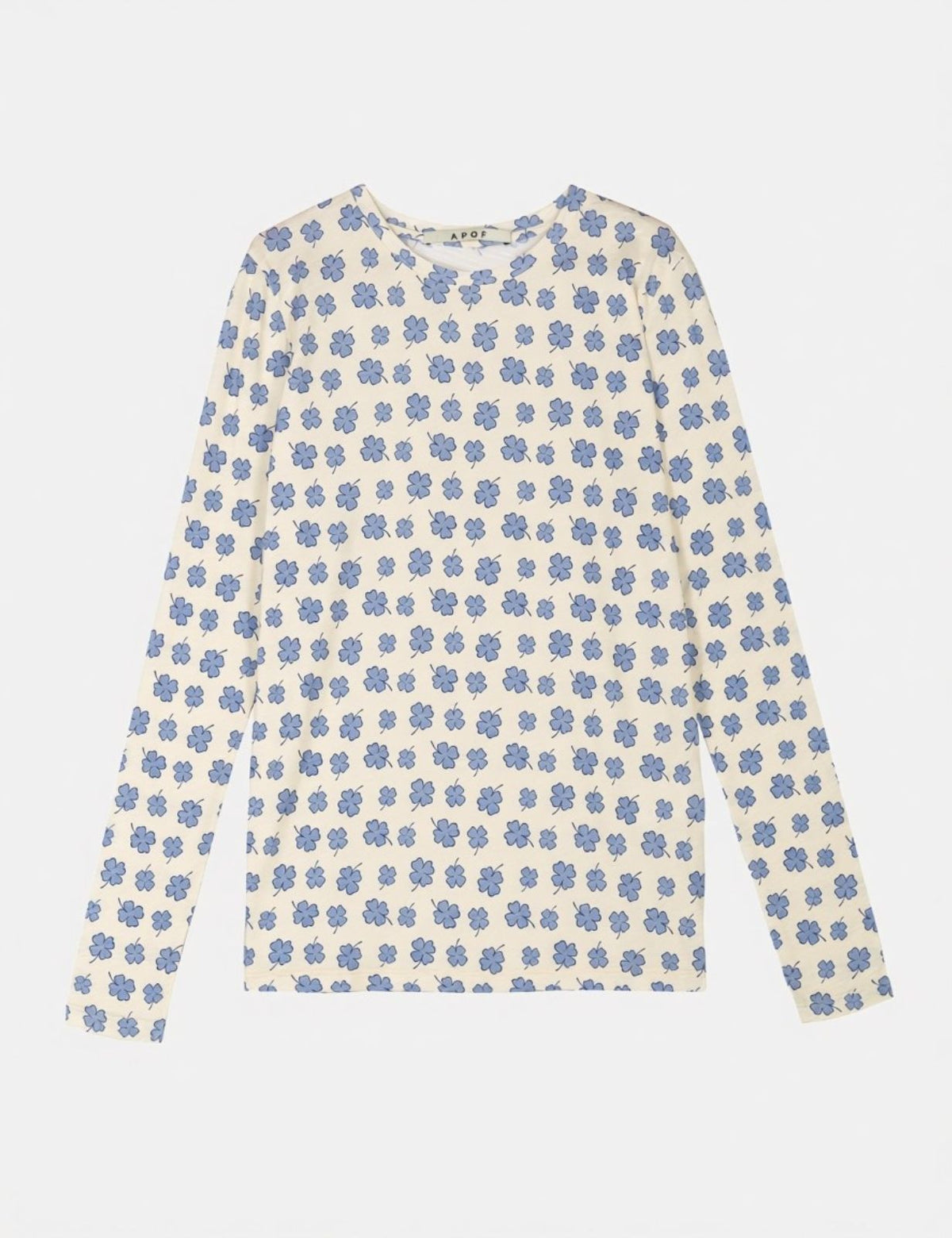 Ein langärmliges Damen-T-Shirt mit Rundhalsausschnitt, das einen durchgehenden blauen Blumenblockdruck auf cremefarbenem Stoff zeigt, flach auf einem hellgrauen Hintergrund liegend.