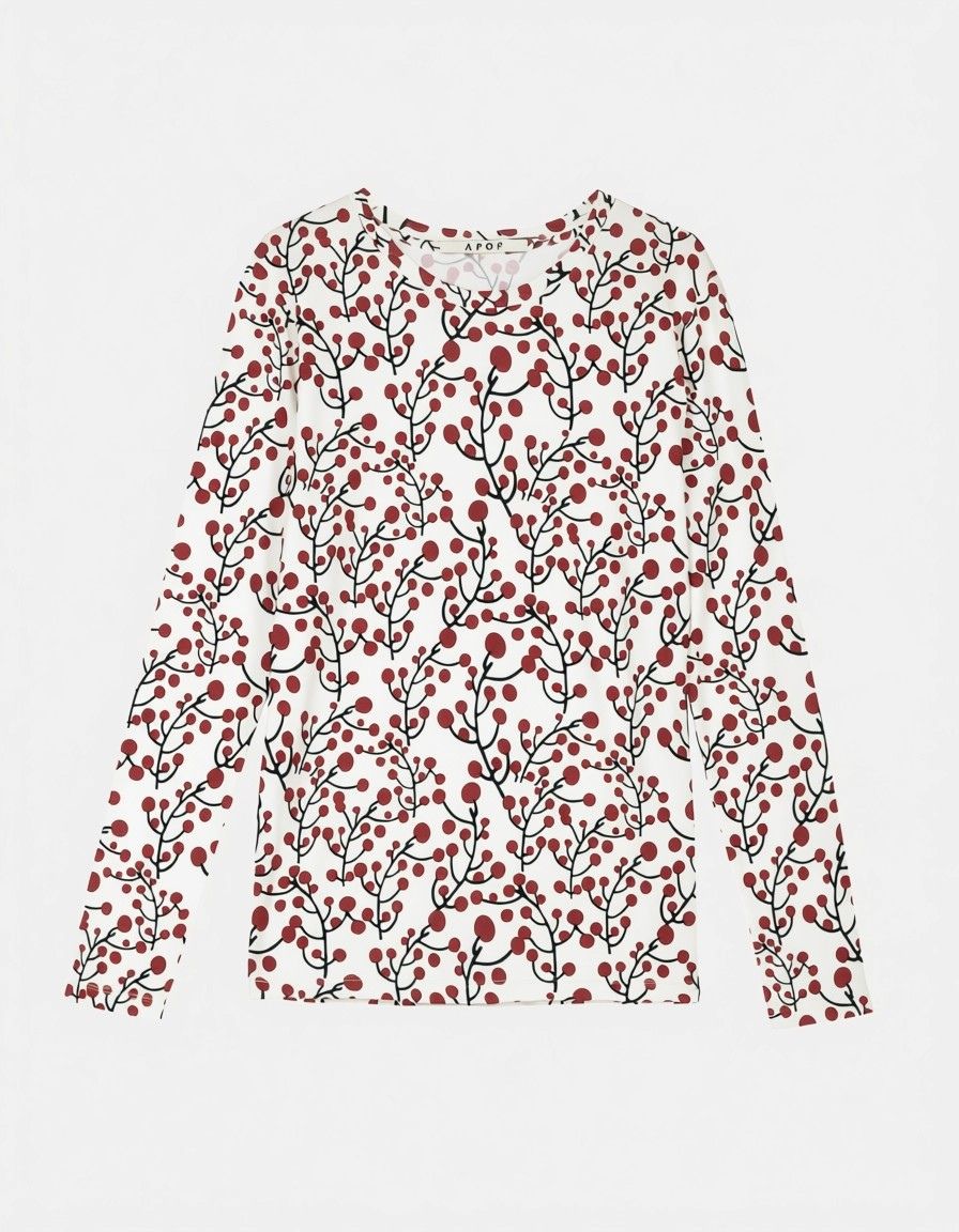En langærmet rundhalset t-shirt til kvinder med et botanisk print af røde bær på sorte stilke på en varm cremefarvet baggrund.