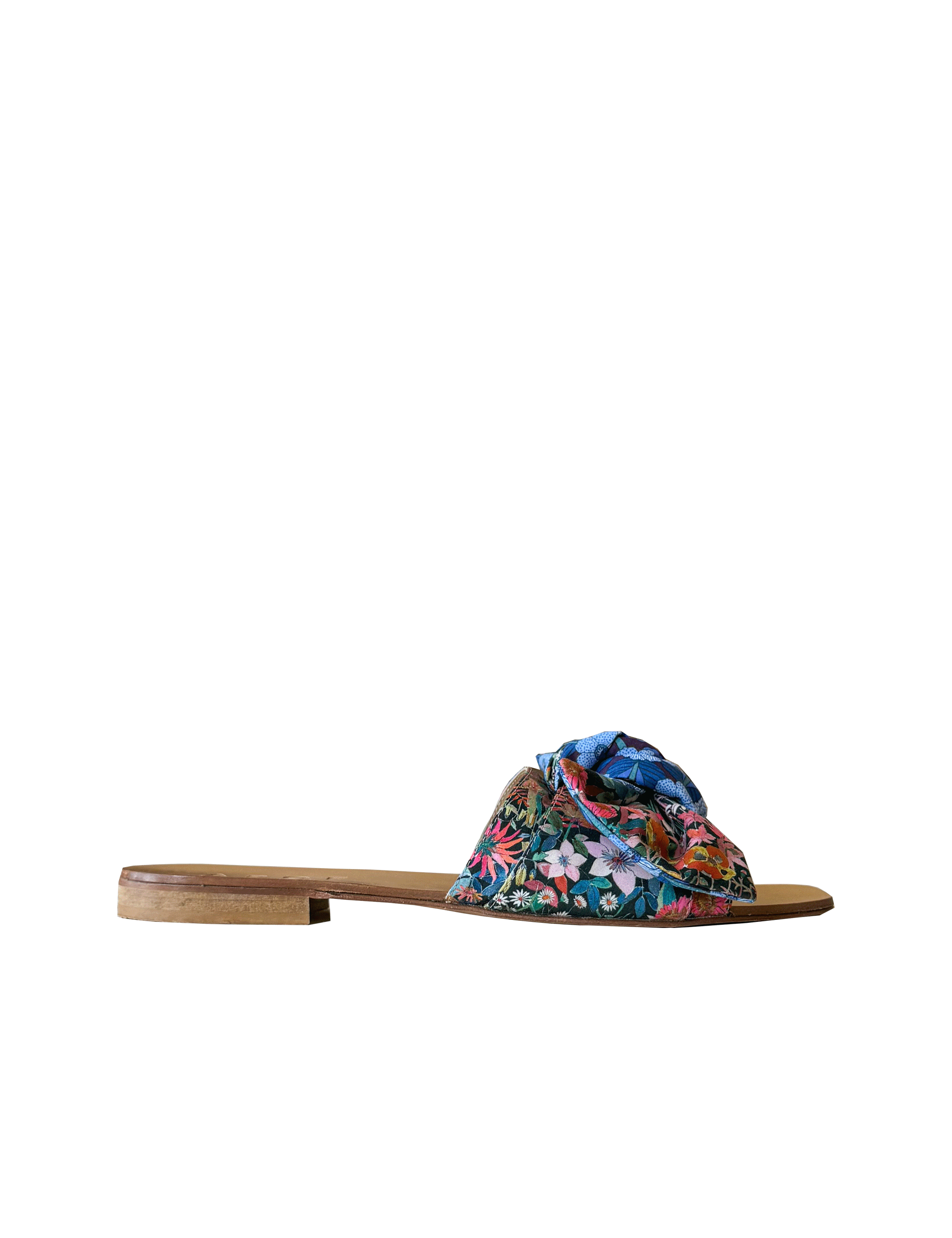 Women's sandal with low heel leather sole and flower patterned bows