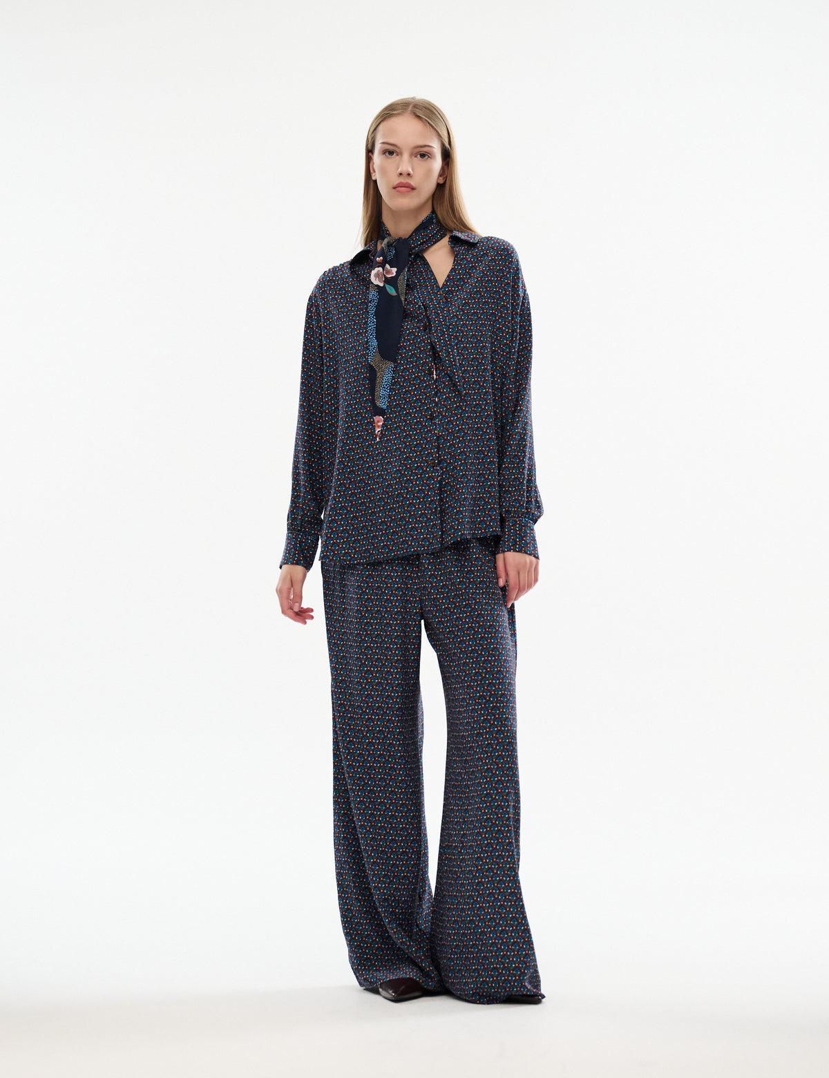 FRIGG patterned wide-leg pants with dark blue allover print, full length