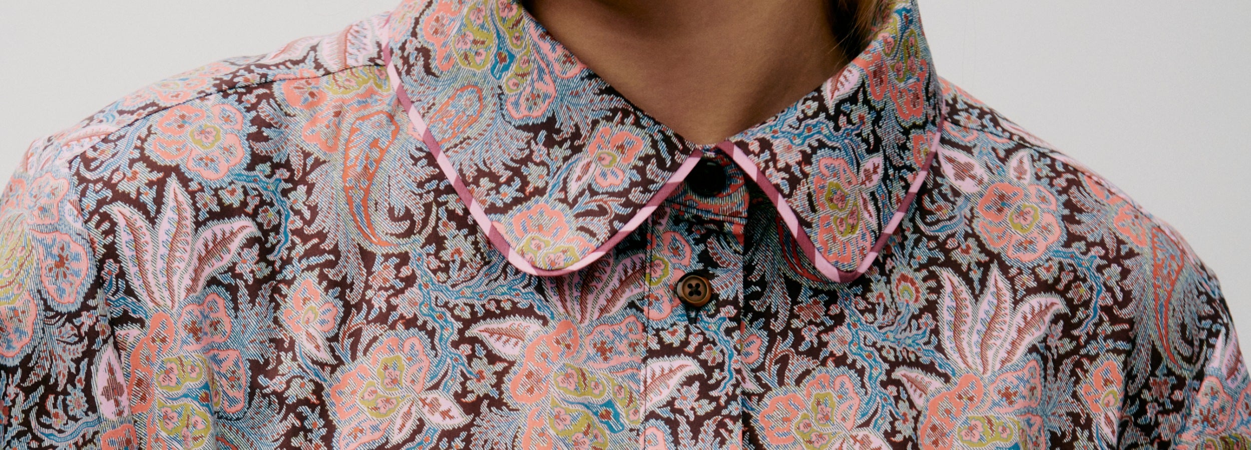 Woman in paisley patterned dress with collar