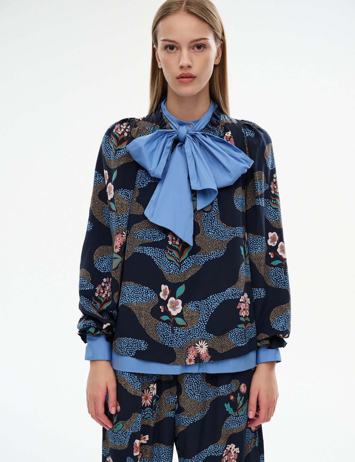 Frigg pants with dark navy floral posy pattern, elastic waist and wide-leg shape